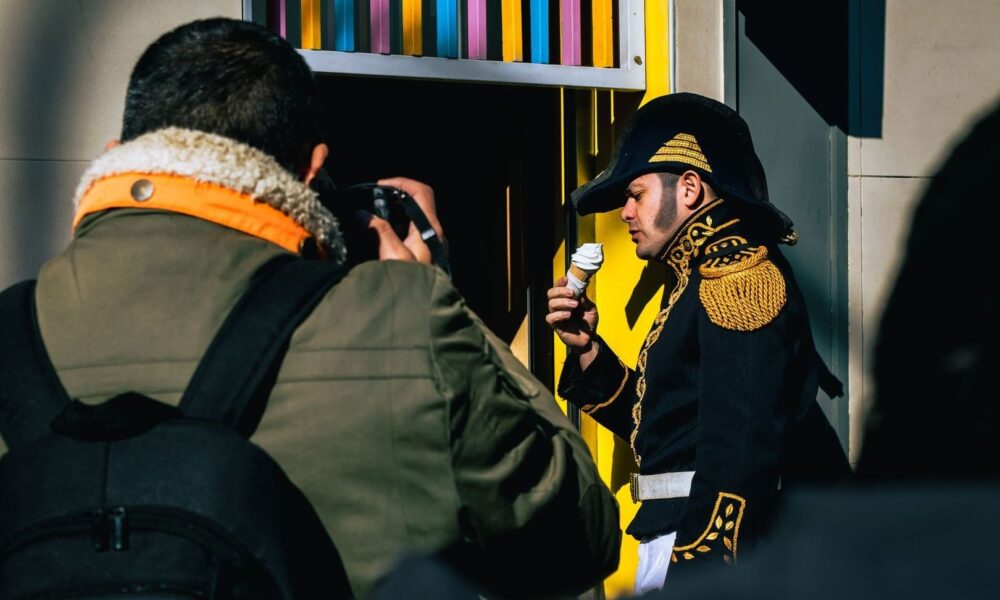 Straßenfotograf fotografiert kostümierten Mann mit Eis in der Stadt