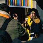 Straßenfotograf fotografiert kostümierten Mann mit Eis in der Stadt
