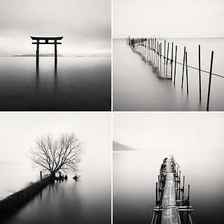Vier minimalistische Nebellandschaften mit Torii, Pfählen, Baum und Steg