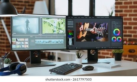 Doppelmonitor-Arbeitsplatz mit Video- und Bildbearbeitung am Schreibtisch